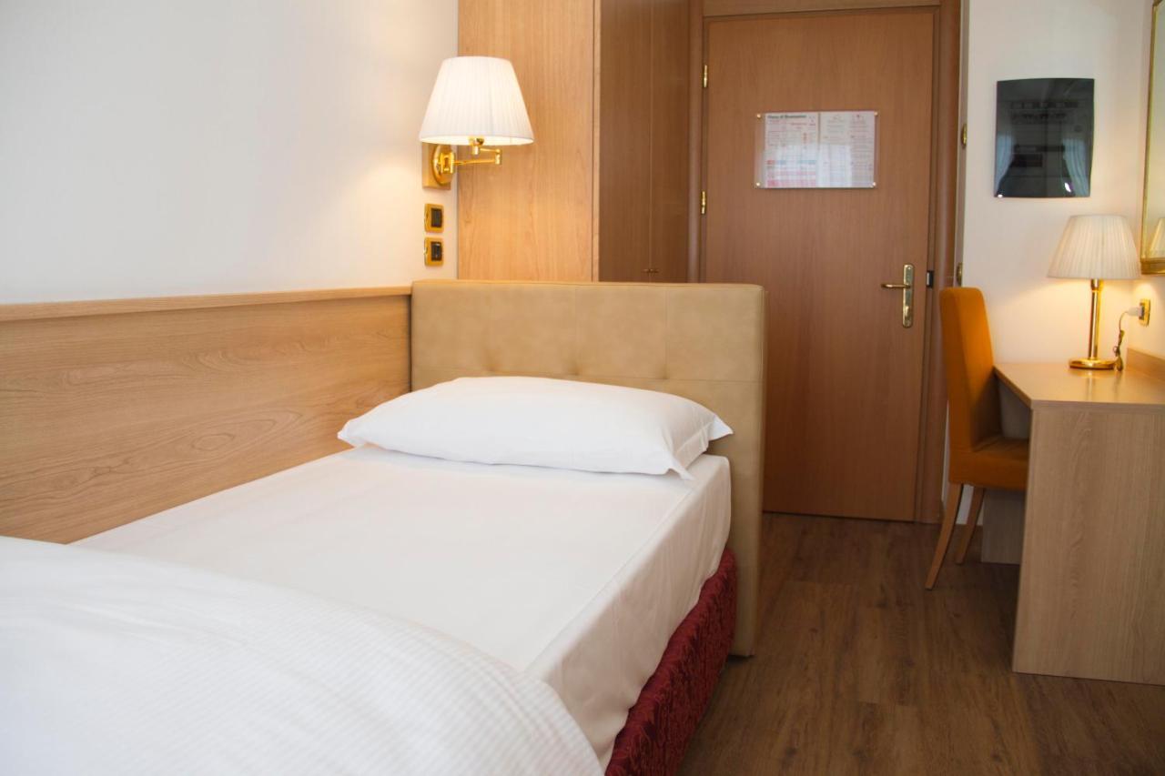 Hotel Sporting Trento Esterno foto
