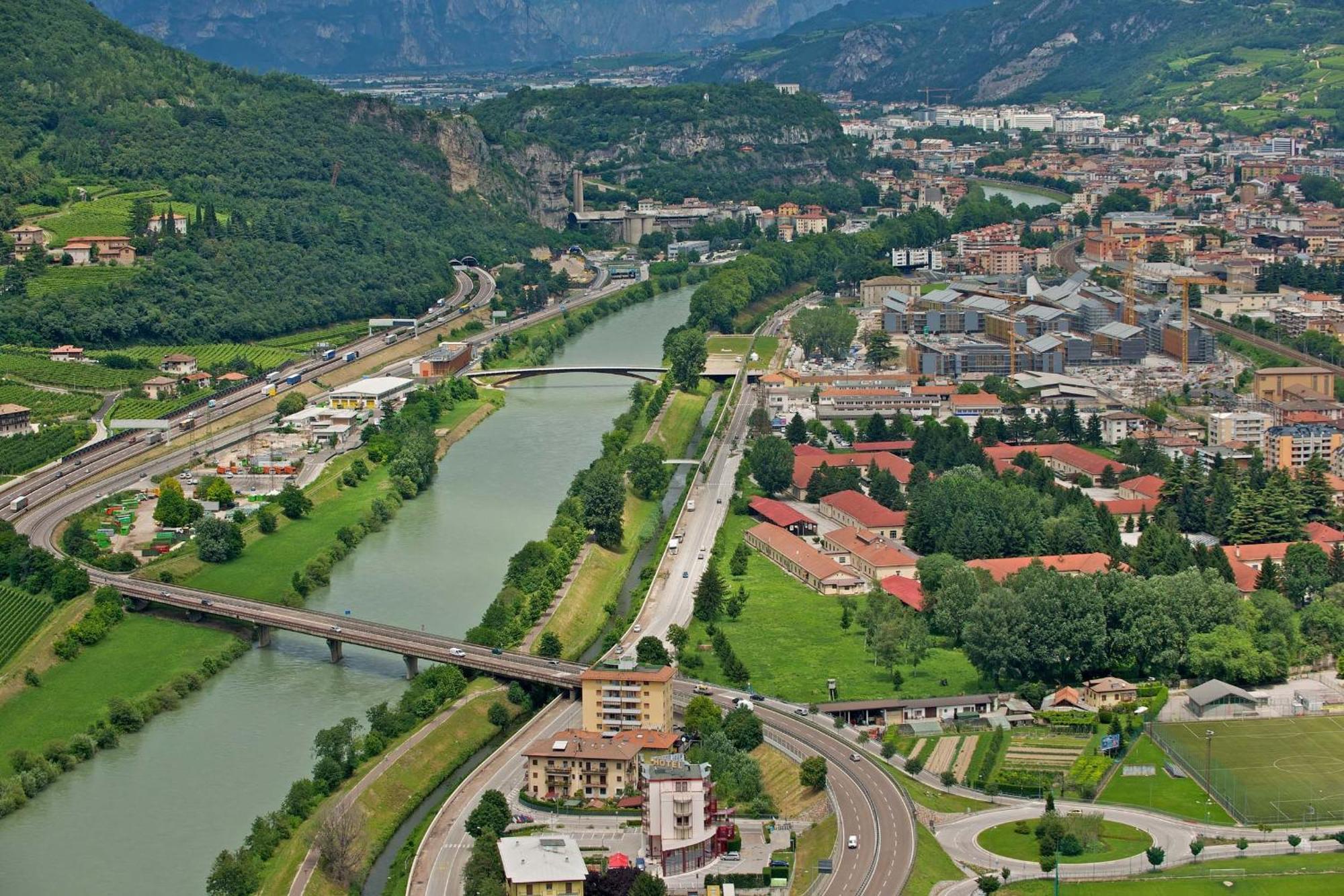 Hotel Sporting Trento Esterno foto