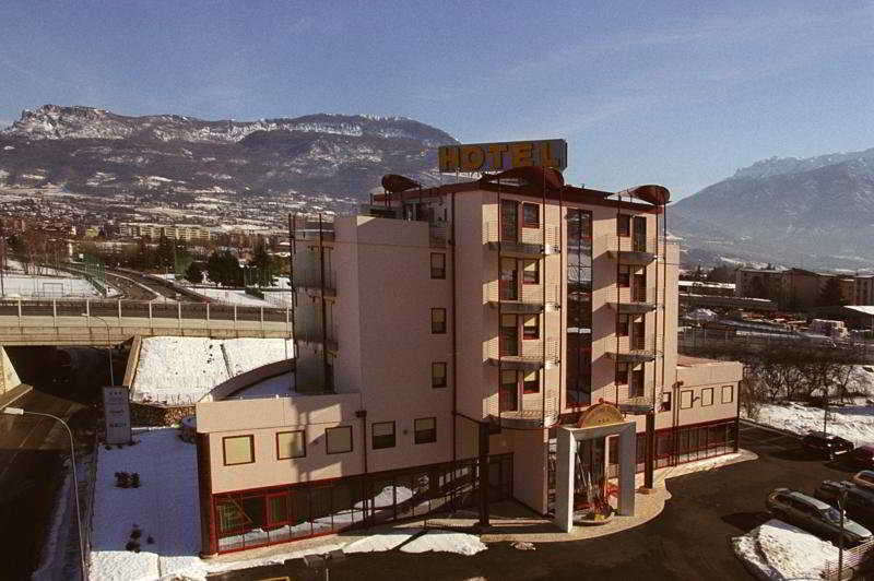 Hotel Sporting Trento Esterno foto