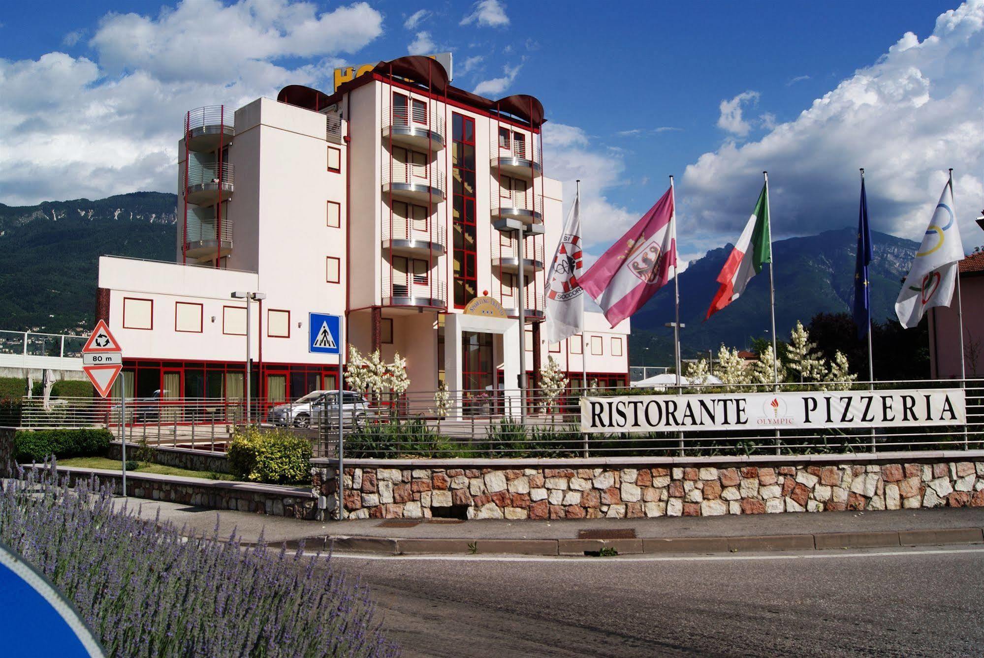 Hotel Sporting Trento Esterno foto