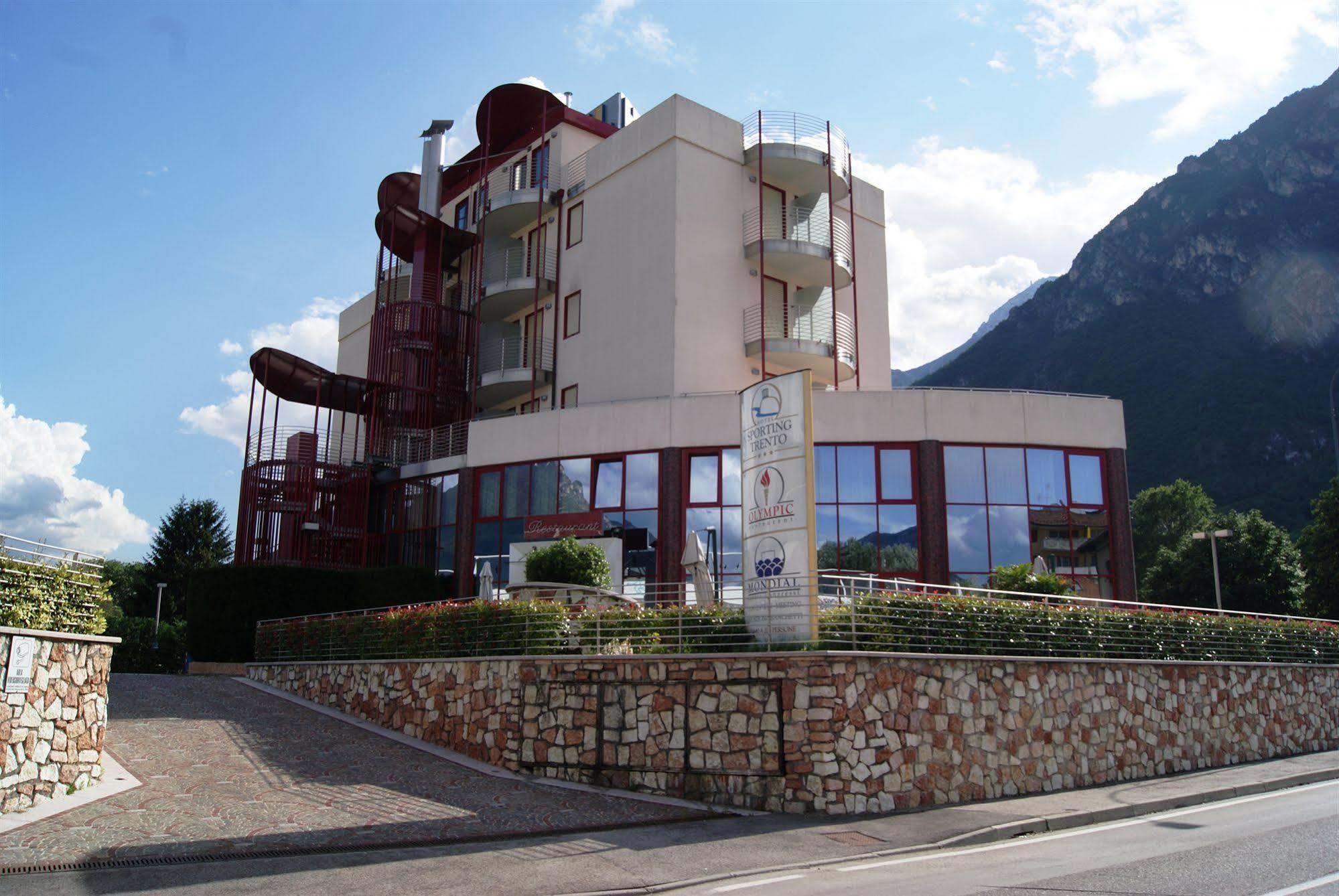 Hotel Sporting Trento Esterno foto